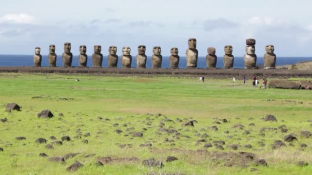 Turyści Spacerują Pobliżu Moai Monolityczne Postacie Ludzkie Rzeźbione Przez Ludzi — Wideo stockowe