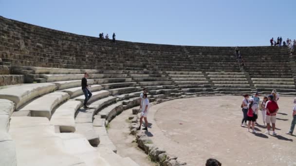 Ürdün Antik Ruins Yakınındaki Yürüyen Turist — Stok video