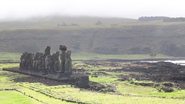 Moai Monolityczne Postacie Ludzkie Rzeźbione Przez Ludzi Rapa Nui Wyspie — Wideo stockowe