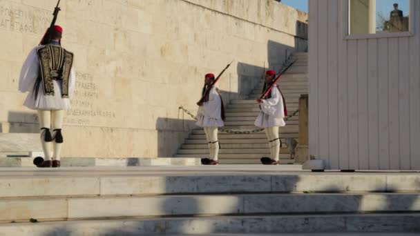 Πλάνα Της Τελετουργικής Αλλαγής Της Φρουράς Του Κοινοβουλίου Στην Αθήνα — Αρχείο Βίντεο