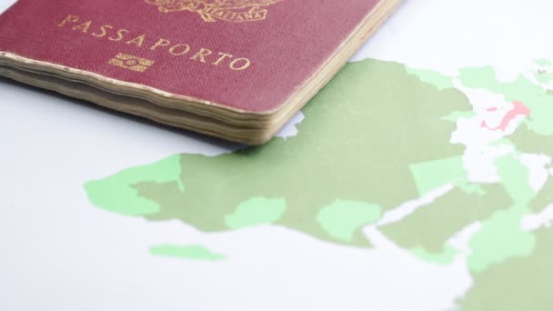 Красный Паспорт Фоне Карты Мира — стоковое видео
