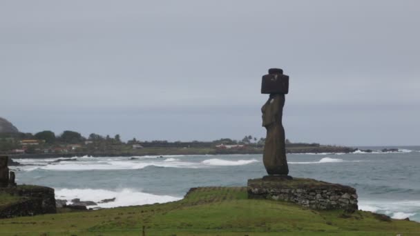Moai Monolithische Menselijke Figuur Gesneden Door Rapa Nui Mensen Paaseiland — Stockvideo