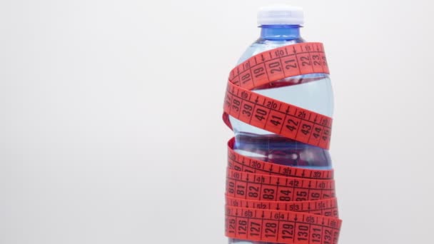 Bottiglia Acqua Nastro Misura Rosso Con Spazio Copia Come Concetto — Video Stock