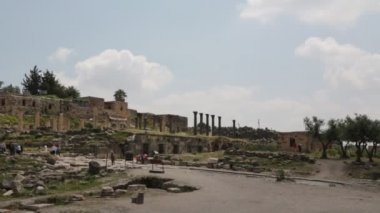 Ürdün'de antik ruins yakınındaki yürüyen turist
