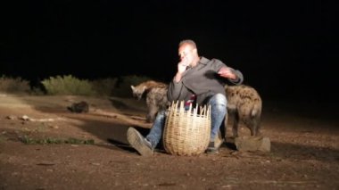 kimliği belirsiz turist gece çölde sırtlan besleme