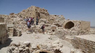Ürdün'de antik castle yakınındaki insanlar