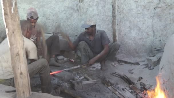 Etiopie Harar Cca Prosince 2017 Neznámí Lidé Pracující Kovem Forge — Stock video