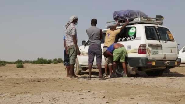 Etiopia Danakil Około Grudnia 2017 Niezidentyfikowanych Ludzi Pustyni Zmiana Opon — Wideo stockowe