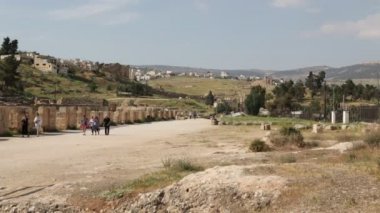 Ürdün'de antik ruins yakınındaki yürüyen turist