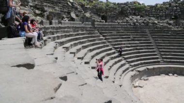 antik tiyatro ve arkeolojik alanı ziyaret eden turistler