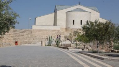 antika Ürdün'bina yakınındaki yürüyen turist
