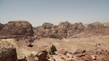 Yüksek Rock Ürdün'de petra antik sitesinde arayan kişi