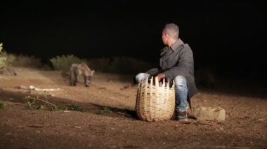 kimliği belirsiz turist gece çölde sırtlan besleme