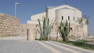 antika Ürdün'bina yakınındaki yürüyen turist