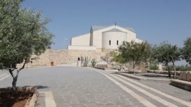 antika Ürdün'bina yakınındaki yürüyen turist
