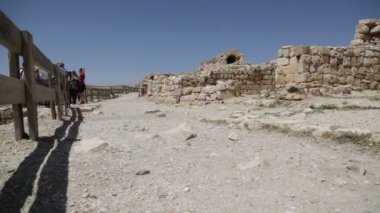 Ürdün'de antik castle yakınındaki insanlar
