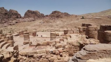Ürdün'de Petra antik sütunlar yakınındaki insanlar