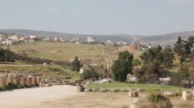 Ürdün'de antik ruins yakınındaki yürüyen turist