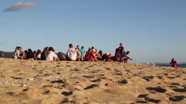 Kumsalda parti kimliği belirsiz kişinin doğal görünümü