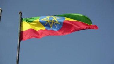 rüzgara karşı mavi gökyüzü üzerinde Etiyopya bayrağı alttan görünüm