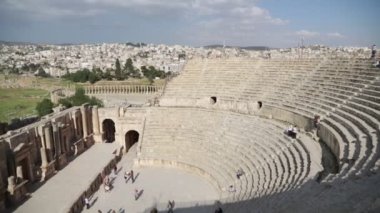 Ürdün'de klasik miras yakınındaki yürüyen turist