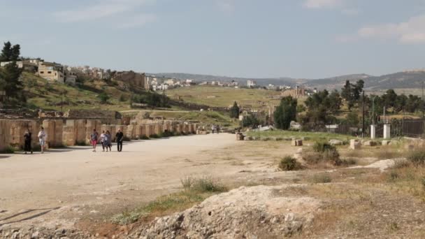Turistas Caminando Cerca Ruinas Antiguas Jordania — Vídeo de stock
