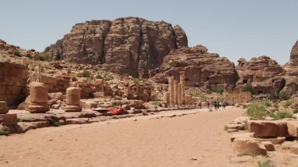 Människor Som Gick Nära Antika Kolonner Petra Jordanien — Stockvideo