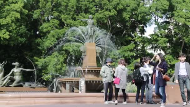 Turistické Lidí Kteří Jdou Poblíž Starožitné Kašny Sydney Austrálie — Stock video