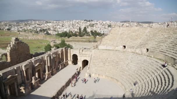 Touristes Marchant Près Patrimoine Classique Jordanie — Video