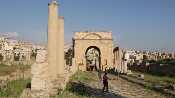 Pessoas Caminhando Perto Sítio Arqueológico Antigo Património Clássico Jordânia — Vídeo de Stock