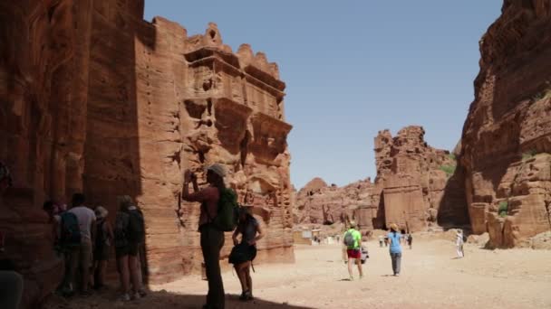 Ανθρώπους Που Περπατούν Κοντά Παλαιά Τοποθεσία Της Πέτρας Στην Ιορδανία — Αρχείο Βίντεο