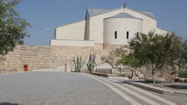 Turistů Chůzi Poblíž Starožitné Budově Jordánsku — Stock video
