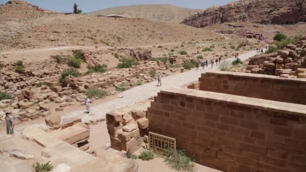 Люди Йдуть Поблизу Античних Колон Петра Йорданії — стокове відео