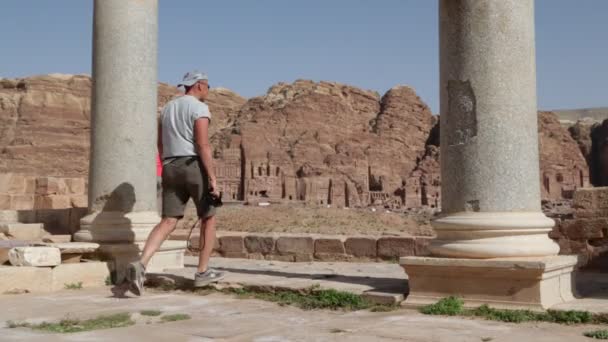 Persone Che Camminano Vicino Colonne Antiche Petra Giordania — Video Stock