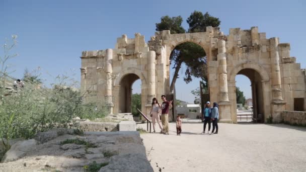 Människor Som Gick Nära Antika Kolonner Petra Jordanien — Stockvideo