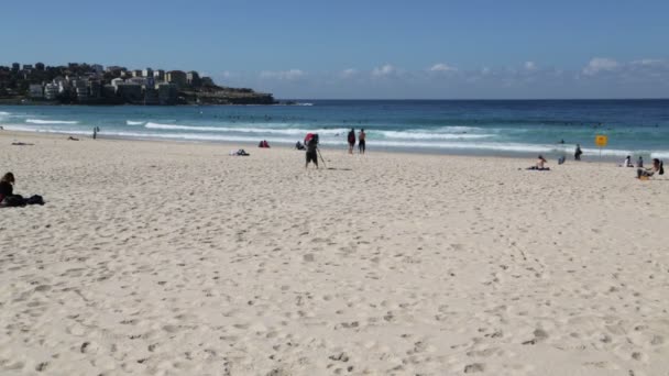 Turystów Odpoczynku Plaży Surfing Ocean Australii — Wideo stockowe