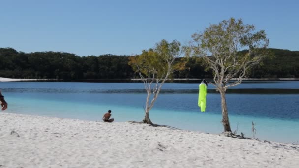 Turisti Che Riposano Sul Lago Mckenzie Australia — Video Stock