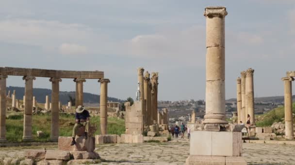 Persone Che Camminano Vicino Colonne Antiche Petra Giordania — Video Stock