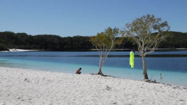 Turisti Che Riposano Sul Lago Mckenzie Australia — Video Stock