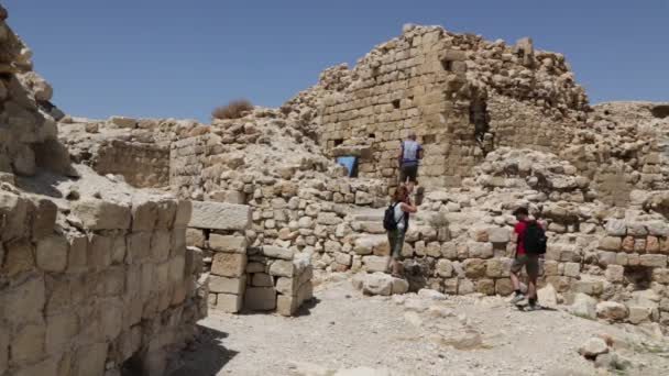 Ανθρώπους Που Περπατούν Κοντά Στο Παλαιό Κάστρο Στην Ιορδανία — Αρχείο Βίντεο