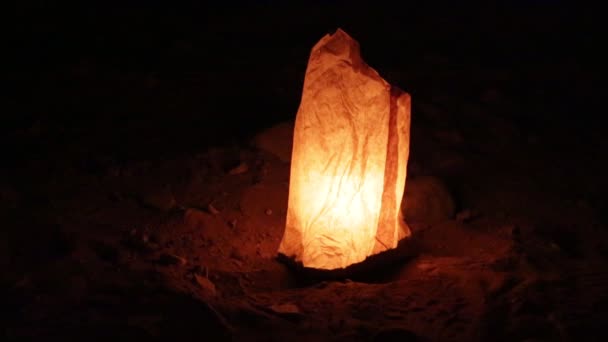 天灯在地面附近的古董网站佩特拉在约旦在夜间 — 图库视频影像