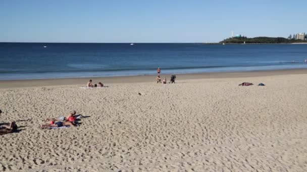 Ludzie Relaksując Się Plaży Pobliżu Morza — Wideo stockowe