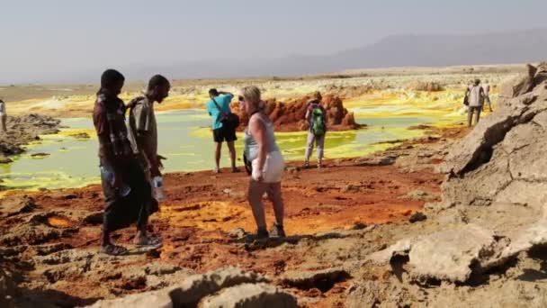 Kimliği Belirsiz Kişi Danakil Içinde Yürüme Yürümek Doğal Görünümü — Stok video