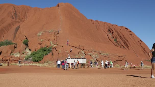 Turistas Andando Montanha Sagrada Dia Ensolarado — Vídeo de Stock