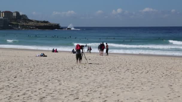 Австралії Туристичних Пляж Серфер — стокове відео