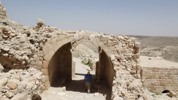 Mensen Lopen Buurt Van Antieke Kasteel Jordanië — Stockvideo