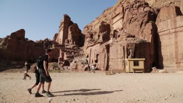 Pessoas Andando Perto Sítio Antigo Petra Jordânia — Vídeo de Stock