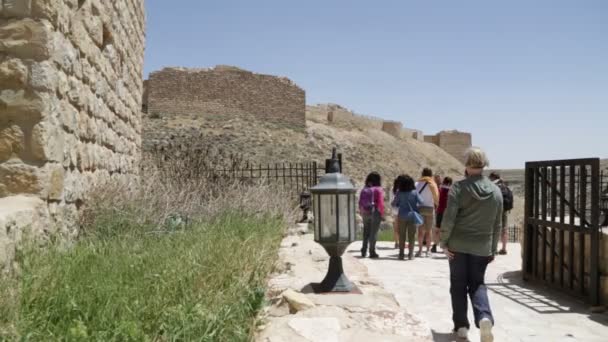 Persone Che Camminano Vicino Castello Antico Giordania — Video Stock