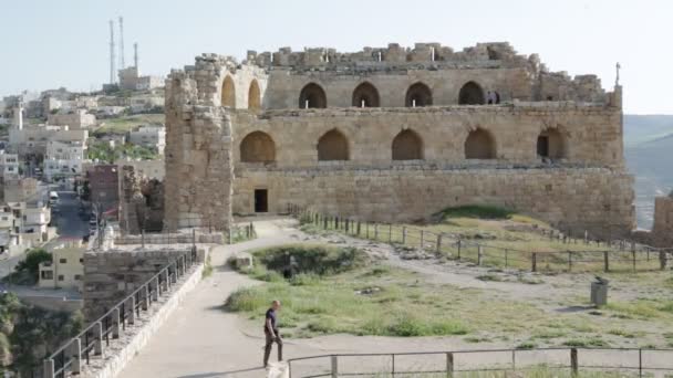 Τουρίστες Περπάτημα Κοντά Παλαιά Ερείπια Στην Ιορδανία — Αρχείο Βίντεο