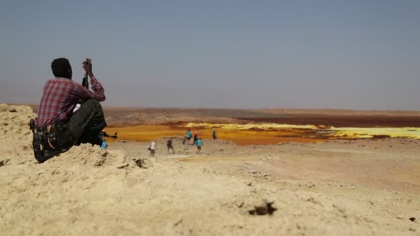 Солдат Шукає Туристів Вулкана Депресії Danakil Ефіопія — стокове відео